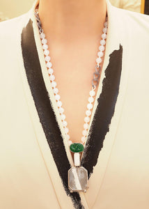 An elegant female wearing a green jadeite lorgnette reading glasses with white jade bead necklace both handmade by www.jingyayi.com.